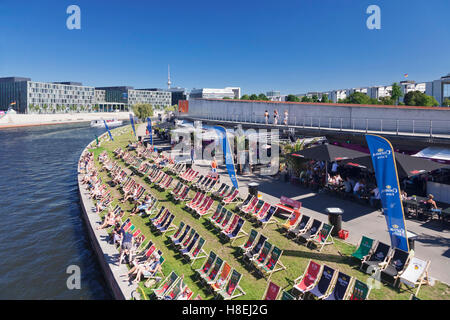 Capitale Beach bar a Spreebogen Park, la Torre della TV, Berlino, Germania, Europa Foto Stock