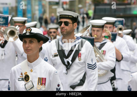 Royal Australian Navy band al servizio Remembrance Armistice Day a Martin Place Sydney il 11th novembre 2016, ufficiale della marina femminile Foto Stock