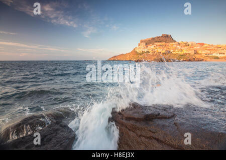 Onde del mare blu il telaio il borgo arroccato sul promontorio, Castelsardo, Golfo dell Asinara, provincia di Sassari, Sardegna, Italia Foto Stock