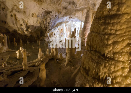 Lo spettacolo naturale delle grotte di Frasassi con sharp stalattiti e stalagmiti, Genga, provincia di Ancona, nelle Marche Italia, Europa Foto Stock