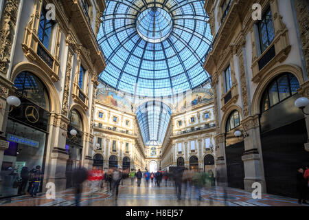 Le gallerie dello shopping e la cupola di vetro della storica Galleria Vittorio Emanuele II, Milano, Lombardia, Italia, Europa Foto Stock