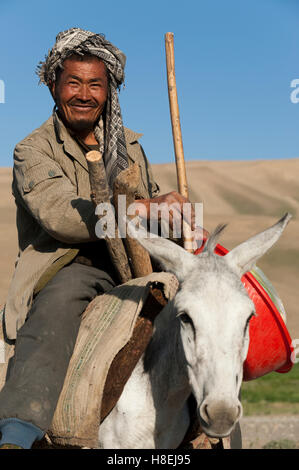 Un coltivatore afgano sorrisi per la fotocamera nella provincia di Bamiyan, Afghanistan, Asia Foto Stock