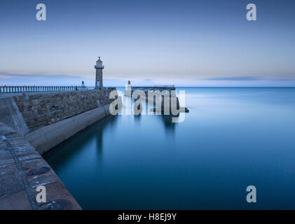 Whitby pontili e fari, poco dopo il tramonto, Whitby, North Yorkshire, Inghilterra, Regno Unito, Europa Foto Stock