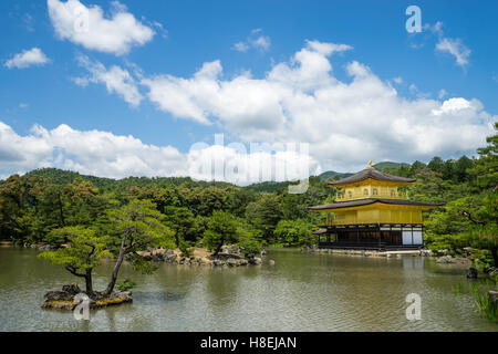 Un tranquillo lago nella parte anteriore del padiglione dorato di Kinkaku-ji di Kyoto, Giappone, Asia Foto Stock
