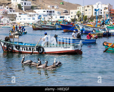 Pukusana (Pucusana) villaggio di pescatori, Perù, Sud America Foto Stock