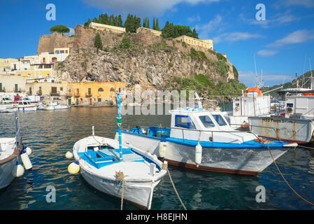 Marina Corta Harbour, Isola di Lipari, Isole Eolie, Sito Patrimonio Mondiale dell'UNESCO, Sicilia, Italia, Mediterraneo, Europa Foto Stock