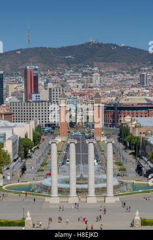 Vista dalla fontana magica e Palazzo del Montjuic, Barcellona, in Catalogna, Spagna, Europa Foto Stock