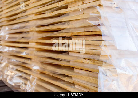 Strati sottili di tavole di legno ricoperta in plastica trasparente. Foto Stock