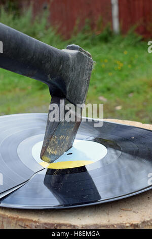 Ax distruggendo un vinile Foto Stock