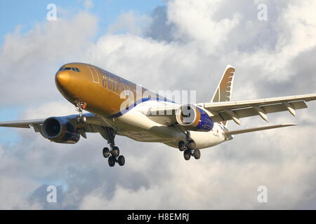 Gulf Air Airbus 330-200 A9C-KD atterraggio all' Aeroporto di Heathrow di Londra, Regno Unito Foto Stock