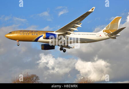 Gulf Air Airbus 330-200 A9C-KD atterraggio all' Aeroporto di Heathrow di Londra, Regno Unito Foto Stock