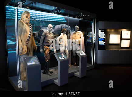 The STAR WARS Identities: La mostra si apre all'O2 di Londra, con oltre 200 oggetti, modelli, costumi e opere d'arte dei film originali. Foto Stock