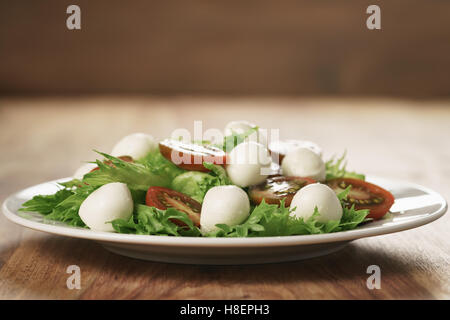 Insalata con kumato pomodoro, mozzarella e lattuga frillies Foto Stock