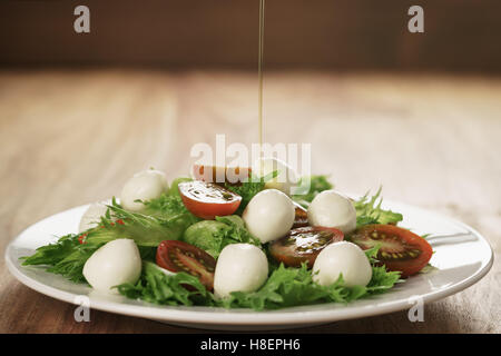 Insalata con kumato pomodoro, mozzarella e lattuga frillies Foto Stock