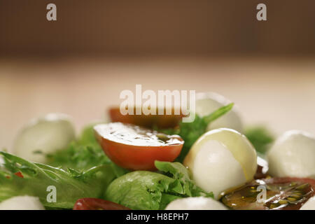 Insalata con kumato pomodoro, mozzarella e lattuga frillies Foto Stock