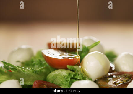 Insalata con kumato pomodoro, mozzarella e lattuga frillies Foto Stock