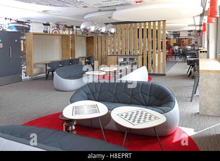 Lounge Bar e la zona colazione in un nuovo Ibis Hotel a Cambridge nel Regno Unito. Mostra moderni divani con area ristorante e oltre Foto Stock