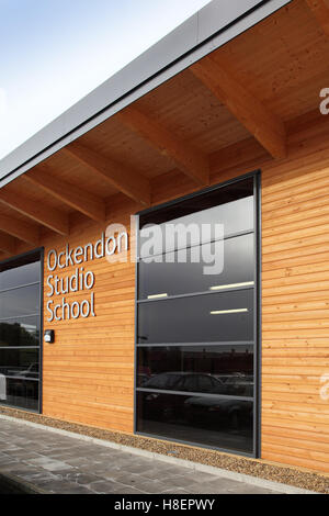 Esterno di un nuovo edificio di legno a Ockendon Studio scuola. Una moderna Accademia Britannica scuola Foto Stock