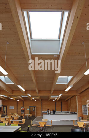 Grande, piano aperto di insegnamento e di attività dello spazio una nuova scuola del Regno Unito edificio costruito a partire dal legno. Mostra laminato travi del tetto. Foto Stock