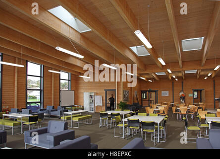 Grande, piano aperto di insegnamento e di attività dello spazio una nuova scuola del Regno Unito edificio costruito a partire dal legno Foto Stock