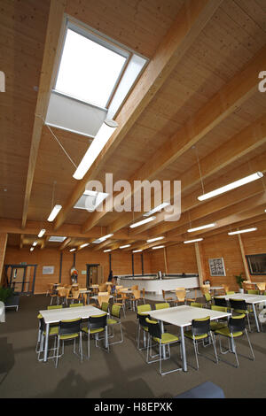 Grande, piano aperto di insegnamento e di attività dello spazio una nuova scuola del Regno Unito edificio costruito a partire dal legno Foto Stock
