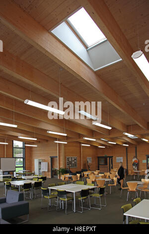 Grande, piano aperto di insegnamento e di attività dello spazio una nuova scuola del Regno Unito edificio costruito a partire dal legno Foto Stock