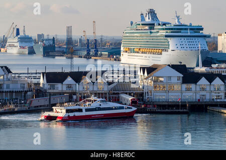 Royal Caraibi Navigatore dei mari e P&O Oriana ormeggiata in Southampton Docks. Foto Stock