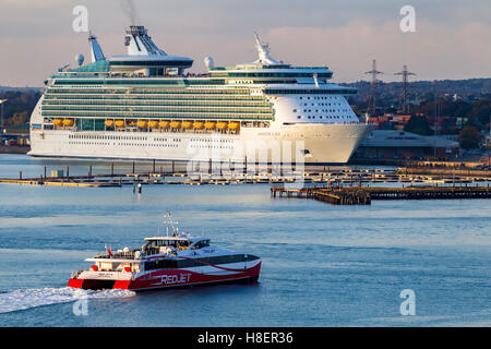 Royal Caraibi Navigatore dei mari ormeggiata in Southampton Docks. Foto Stock