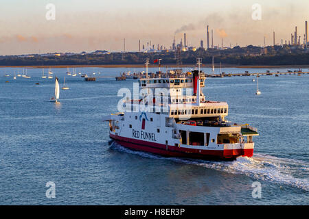 Red Funnel sul modo per l'Isola di Wight per Southampton. Foto Stock