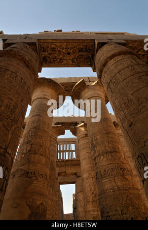 Colossali colonne di papiro di grande Hypostyle Hall, distretto di Amon-Ra, Tempio di Karnak complesso nei pressi di Luxor, Egitto, Nord Africa Foto Stock