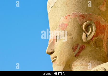 Dettaglio di Osirian statua al tempio mortuario della Regina Hatshepsut a Deir el-Bahri vicino a Luxor, Egitto, Nord Africa Foto Stock