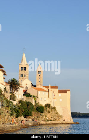 Campanili, campanili, della Cattedrale di Santa Maria e Sant'Andrea Chiesa in Kaldanac quarto della Città di Rab, Croazia, Europa Foto Stock