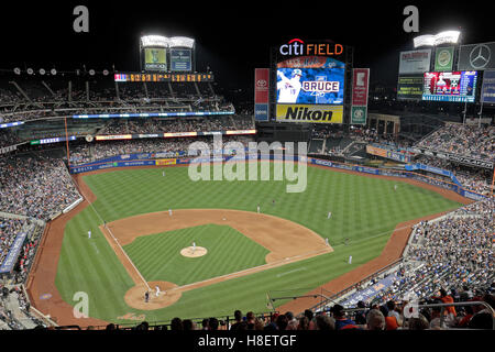 Tempo di notte vista di Citi Field, casa stadio della MLB New York Mets durante un gioco 2016, New York, Stati Uniti. Foto Stock