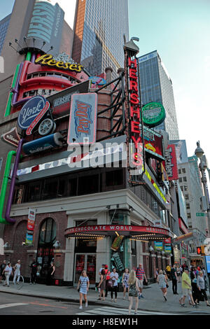 L'Hershey's Chocolate World su Broadway in Manhattan, New York, Stati Uniti. Foto Stock