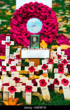 Particolare del giardino del ricordo in George Square, Glasgow, che mostra il nome di un veterano ucciso in servizio durante la guerra Foto Stock