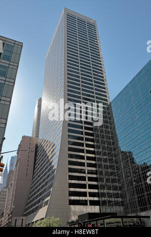 Vista di profilo del W. R. Grazia edificio sulla 43a Strada a Manhattan, New York City, Stati Uniti. Foto Stock