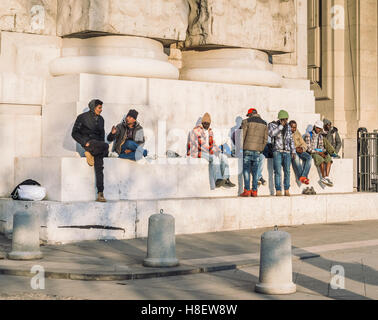 Gruppi di profughi da dilaniato dalla guerra e raccogliere le regioni nella stazione centrale di Milano in rotta verso altre parti dell Europa Foto Stock