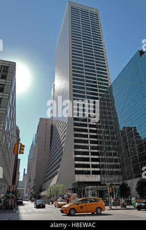 Vista di profilo del W. R. Grazia edificio sulla 43a Strada a Manhattan, New York City, Stati Uniti. Foto Stock