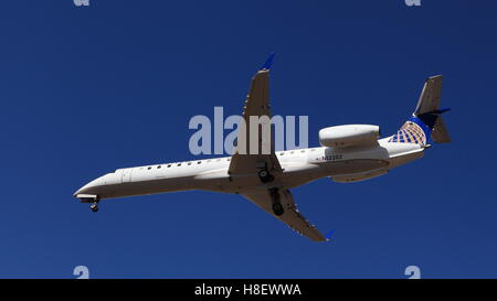 Embraer ERJ145 N13202 Uniti esprimono sull approccio finale a YOW Ottawa, Canada, 15 aprile 2015 Foto Stock