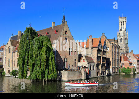 Imbarcazione turistica la crociera lungo il Canal Groenerei (più fotografati di visualizzazione) a Bruges, Belgio Foto Stock