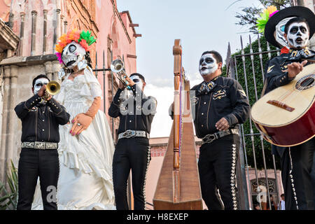 Una banda Mariachi vestito come scheletri per il Giorno dei Morti festival eseguire nel Jardin Principal Ottobre 28, 2016 in San Miguel De Allende, Guanajuato, Messico. La settimana di festa è un momento in cui i messicani benvenuti i morti alla messa a terra per una visita e celebrare la vita. Foto Stock