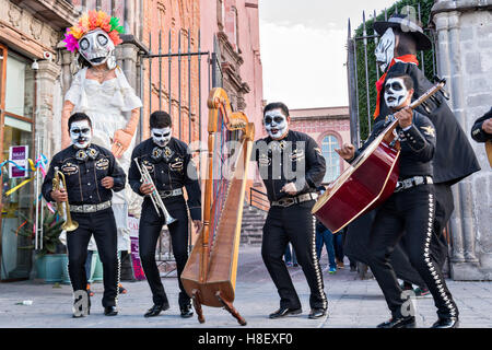 Una banda Mariachi vestito come scheletri per il Giorno dei Morti festival eseguire nel Jardin Principal Ottobre 28, 2016 in San Miguel De Allende, Guanajuato, Messico. La settimana di festa è un momento in cui i messicani benvenuti i morti alla messa a terra per una visita e celebrare la vita. Foto Stock