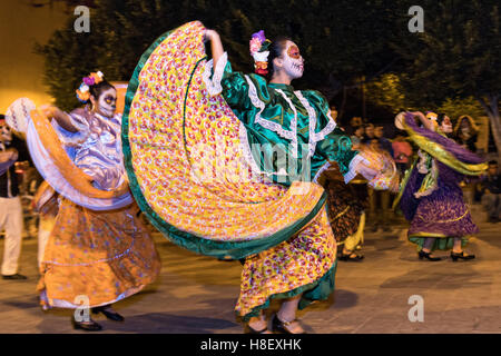 Giovani donne abbigliate come scheletri eseguire danze tradizionali durante il giorno dei morti festival in Plaza Civica Ottobre 28, 2016 in San Miguel De Allende, Guanajuato, Messico. La settimana di festa è un momento in cui i messicani benvenuti i morti alla messa a terra per una visita e celebrare la vita. Foto Stock