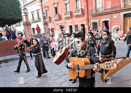 Una banda Mariachi vestito come scheletri per il Giorno dei Morti festival eseguire nel Jardin Principal Ottobre 28, 2016 in San Miguel De Allende, Guanajuato, Messico. La settimana di festa è un momento in cui i messicani benvenuti i morti alla messa a terra per una visita e celebrare la vita. Foto Stock