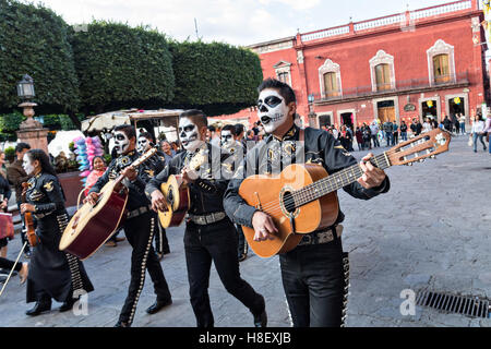 Una banda Mariachi vestito come scheletri per il Giorno dei Morti festival eseguire nel Jardin Principal Ottobre 28, 2016 in San Miguel De Allende, Guanajuato, Messico. La settimana di festa è un momento in cui i messicani benvenuti i morti alla messa a terra per una visita e celebrare la vita. Foto Stock