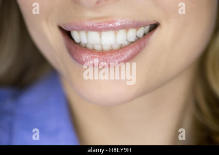 Dentista esaminando una denti del paziente al dentista. Foto Stock