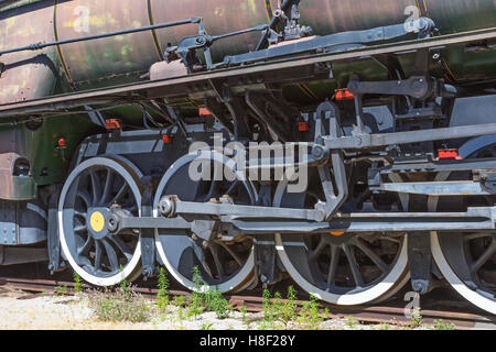 Dettaglio delle ruote di un arrugginimento locomotiva a vapore. Foto Stock