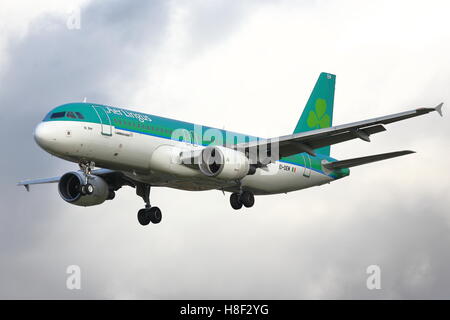 Aer Lingus Airbus A320-214 EI-DEM atterraggio all' Aeroporto di Heathrow, Londra Foto Stock