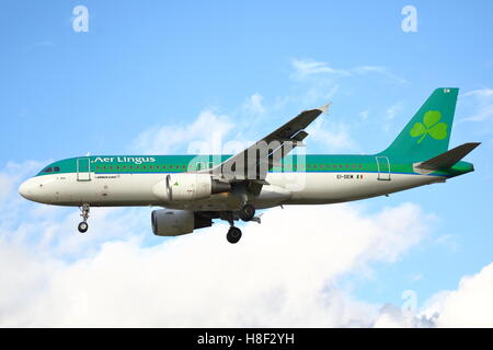 Aer Lingus Airbus A320-214 EI-DEM atterraggio all' Aeroporto di Heathrow, Londra Foto Stock