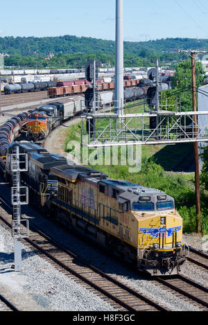 CSX Queensgate cantiere, Cincinnati, Ohio, Stati Uniti d'America con Union Pacific, Norfolk Southern e Burlington Northern Santa Fe locomotori Foto Stock